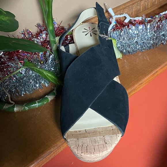 ISAAC MIZRAHI LIVE SLINGBACK CORK WEDGE SANDAL. STYLE-MADDIE. BLACK SUEDE. 11W - Picture 4 of 5